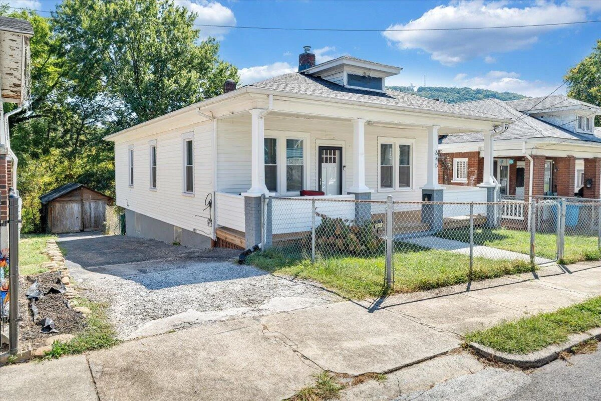 645 Montrose AVE SE - Photo 21