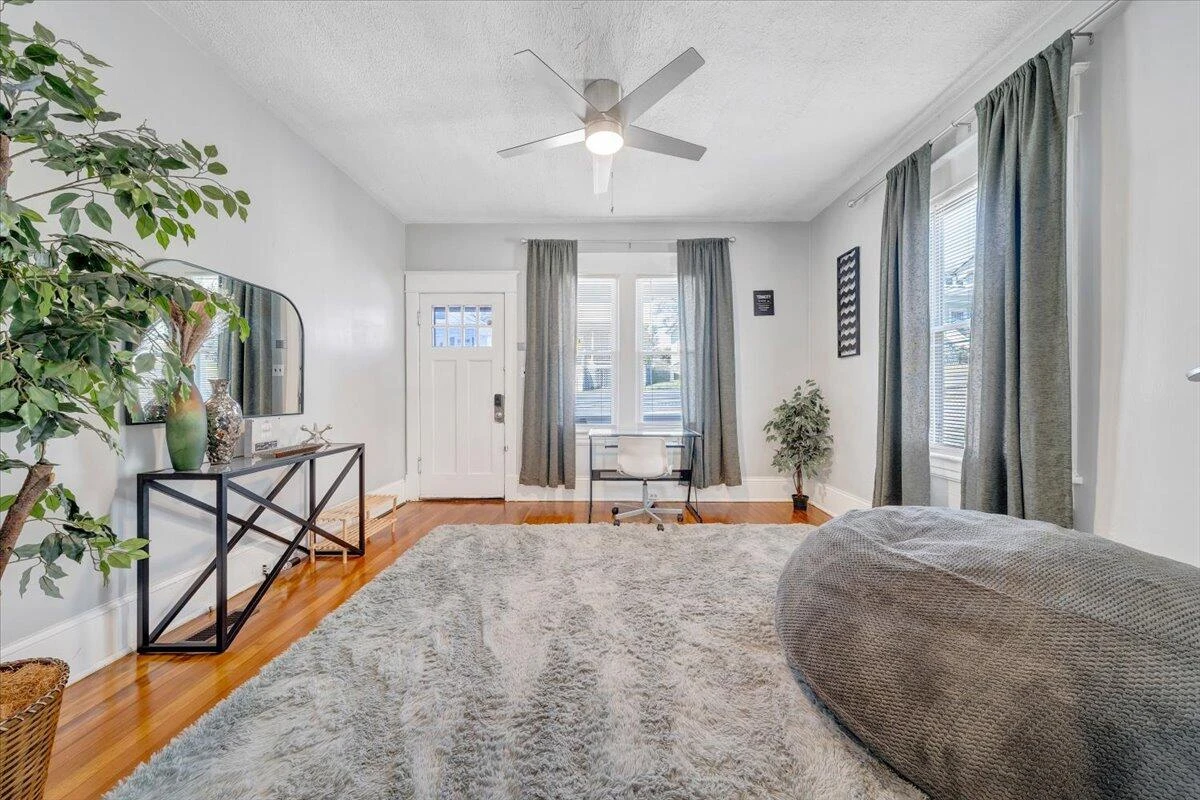 645 Montrose AVE SE - Photo 3