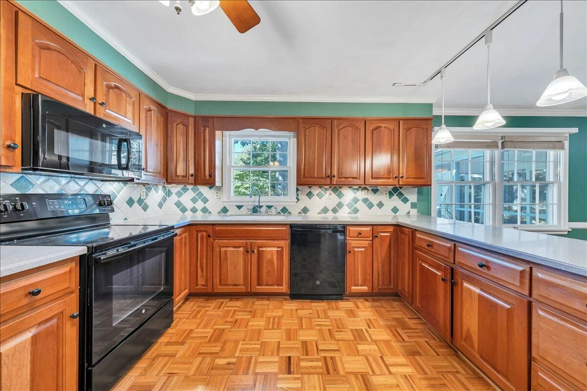 207 Queen Regent CT - Photo 20
