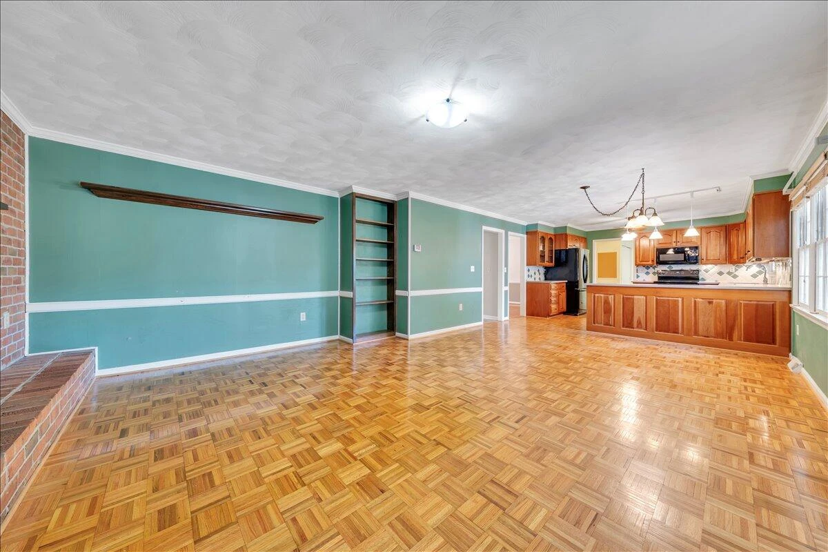 207 Queen Regent CT - Photo 24
