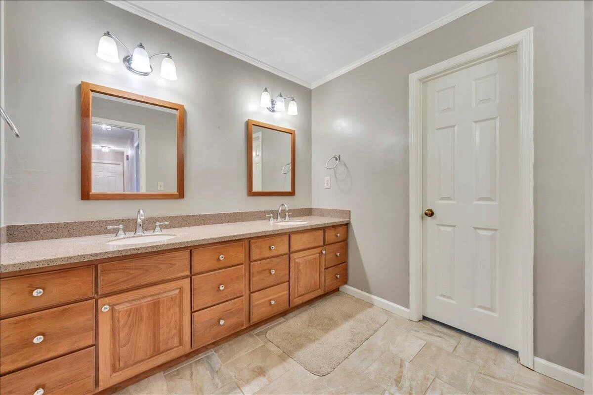 207 Queen Regent CT - Photo 28