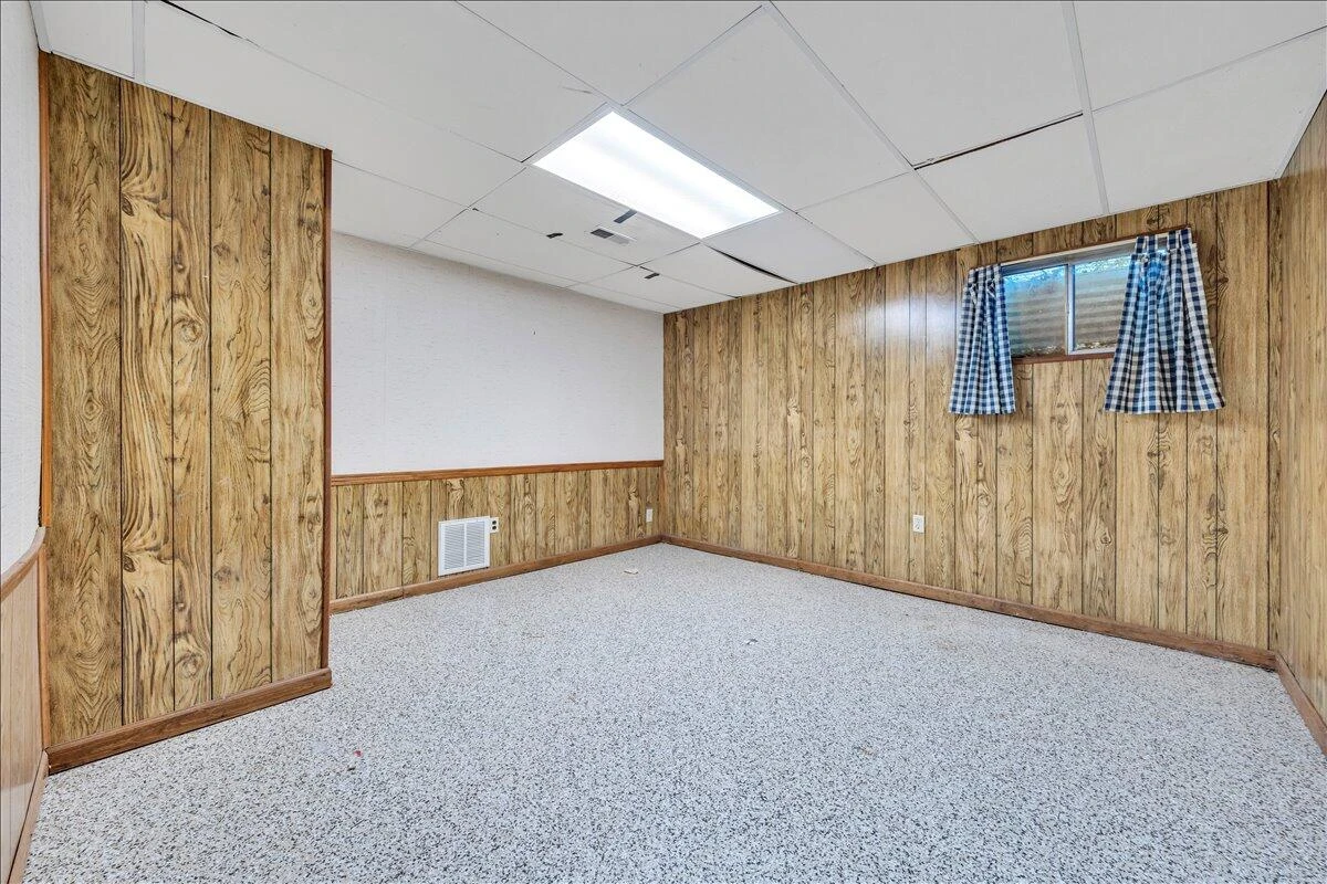 207 Queen Regent CT - Photo 38