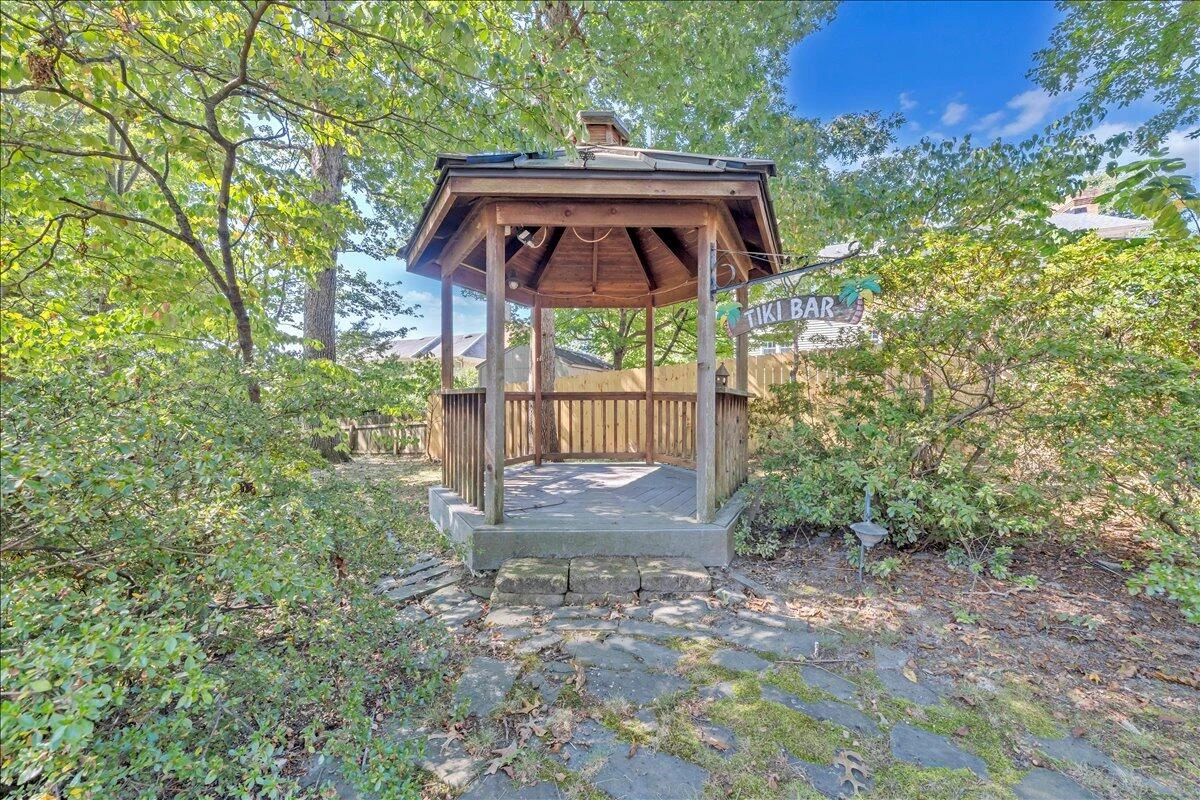 207 Queen Regent CT - Photo 46
