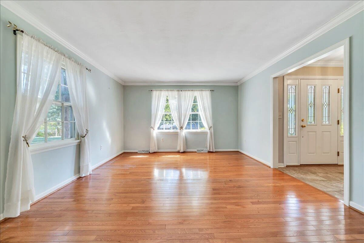 207 Queen Regent CT - Photo 10