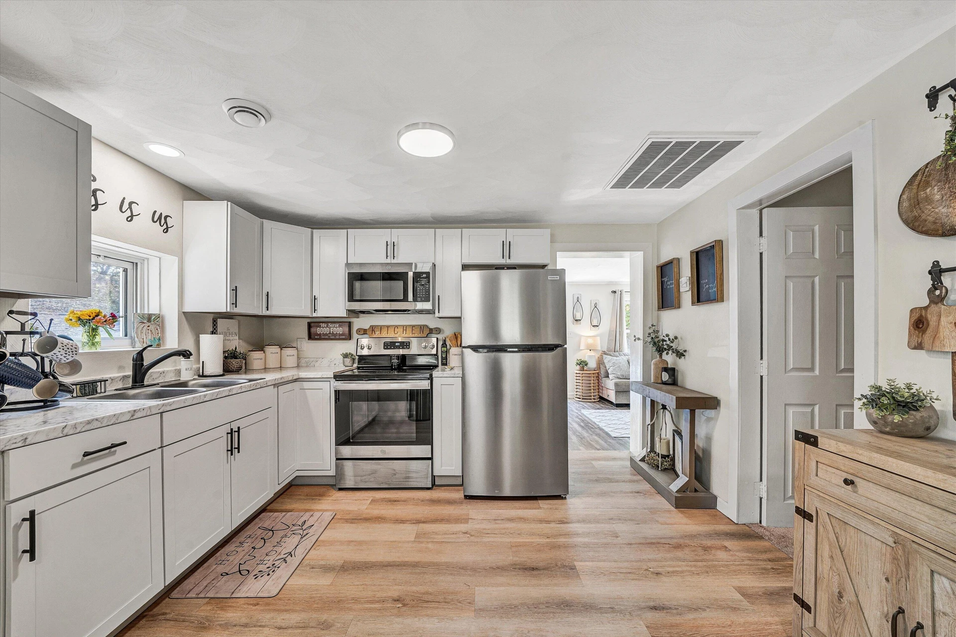 718 Goodwin AVE - Photo 2