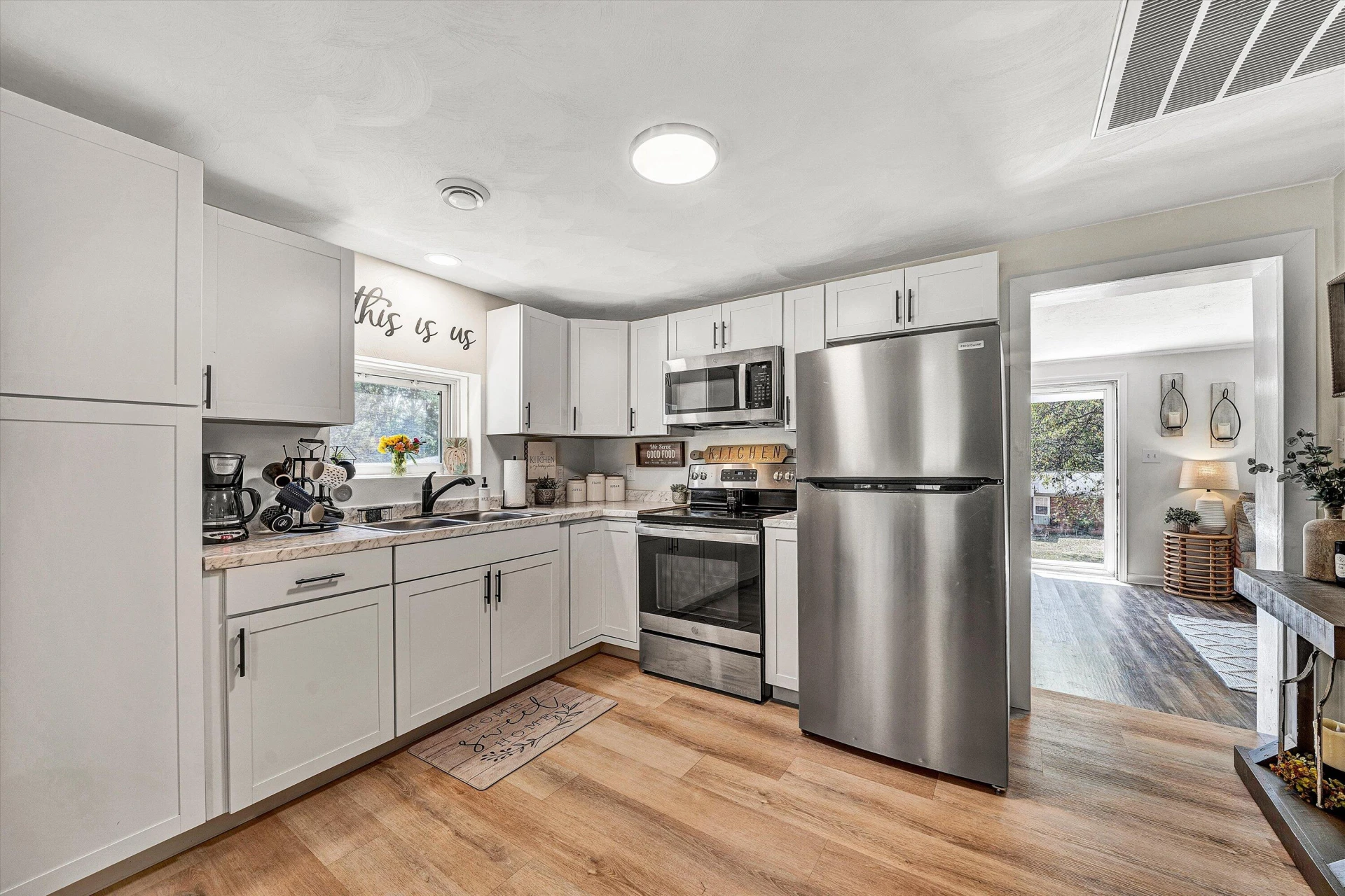 718 Goodwin AVE - Photo 3