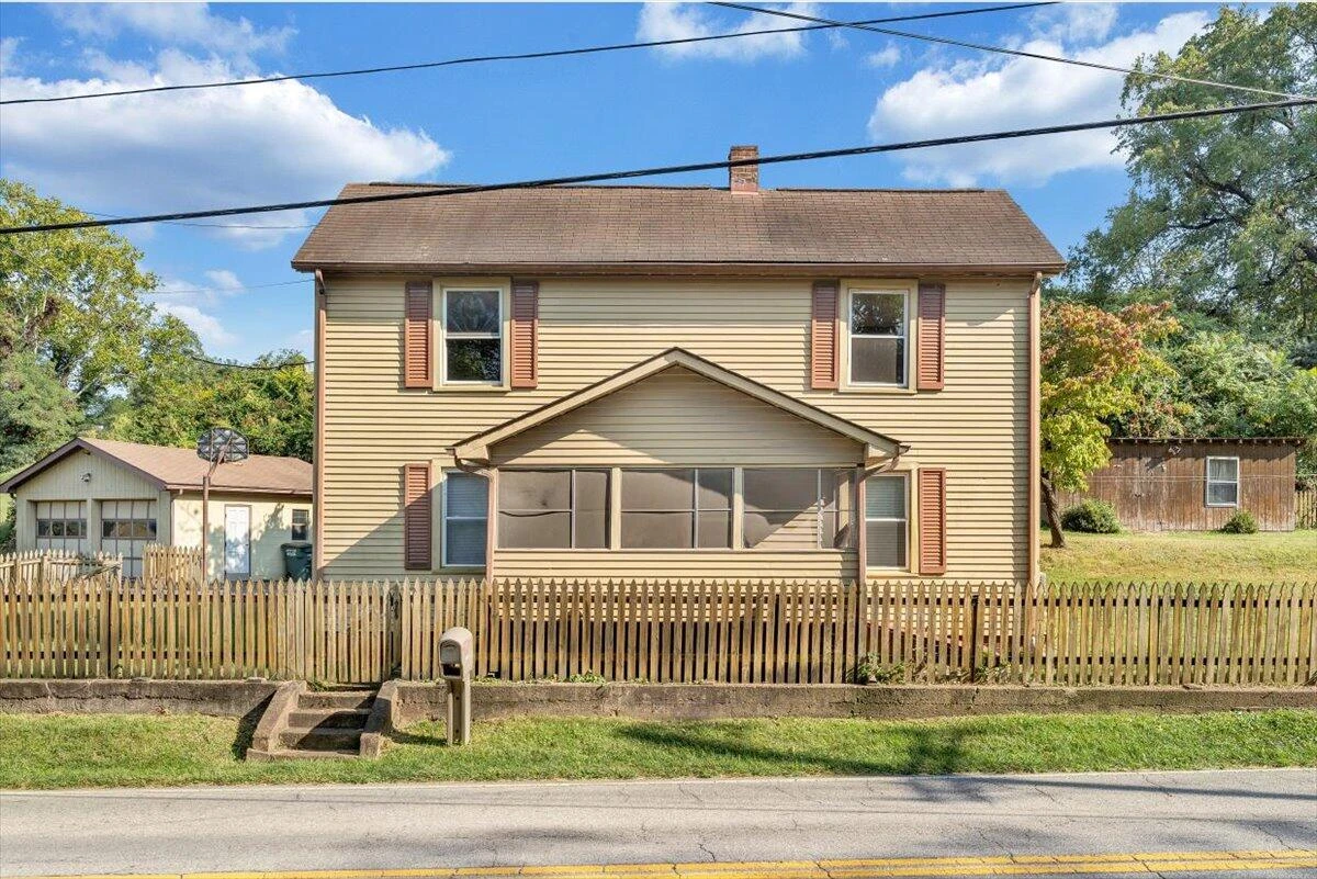 1494 W Riverside DR