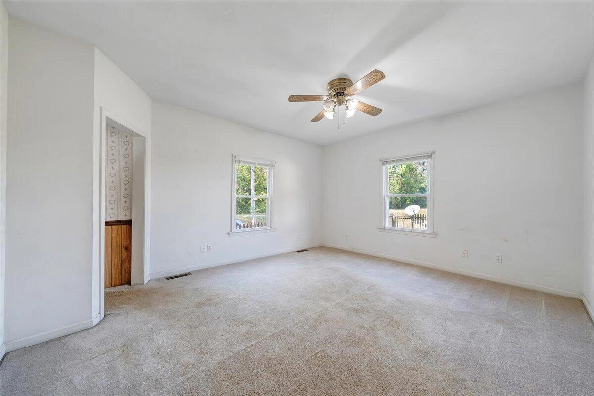 1494 W Riverside DR - Photo 10