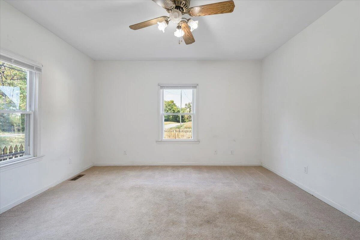 1494 W Riverside DR - Photo 11