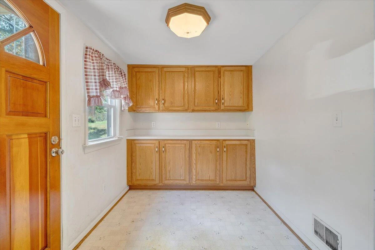 1494 W Riverside DR - Photo 2