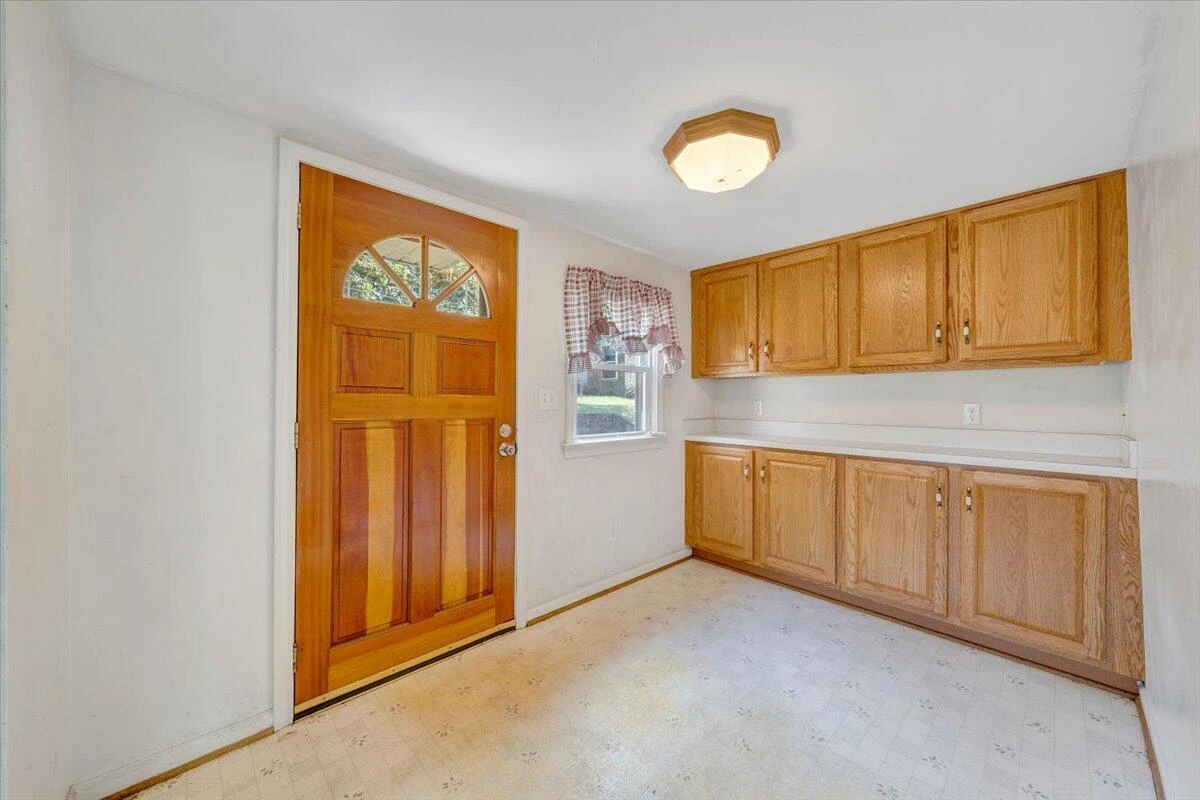 1494 W Riverside DR - Photo 3