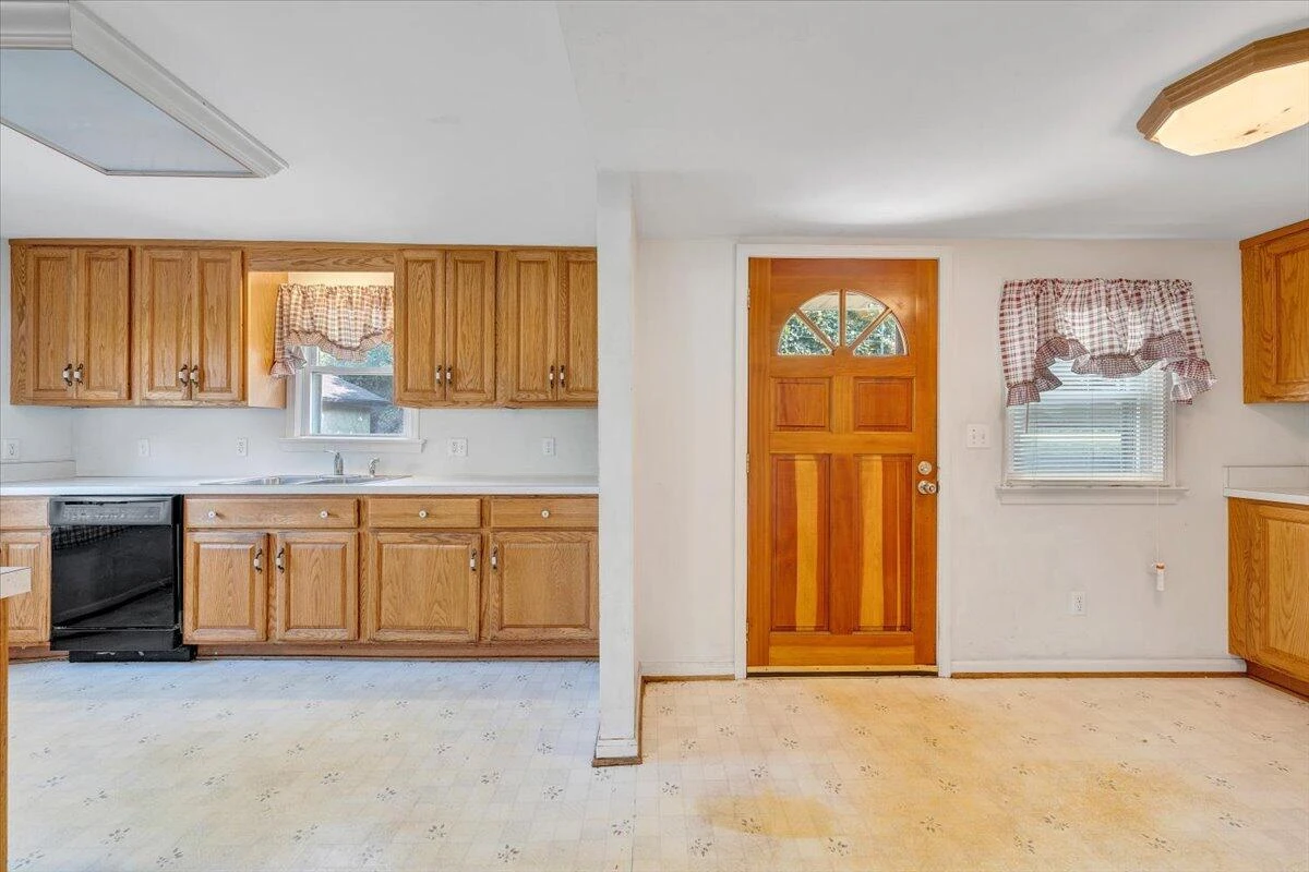 1494 W Riverside DR - Photo 4