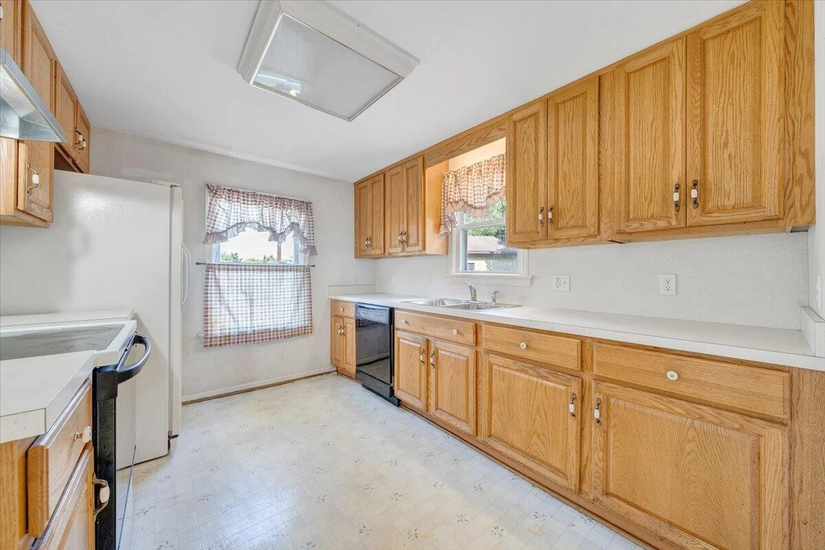 1494 W Riverside DR - Photo 5