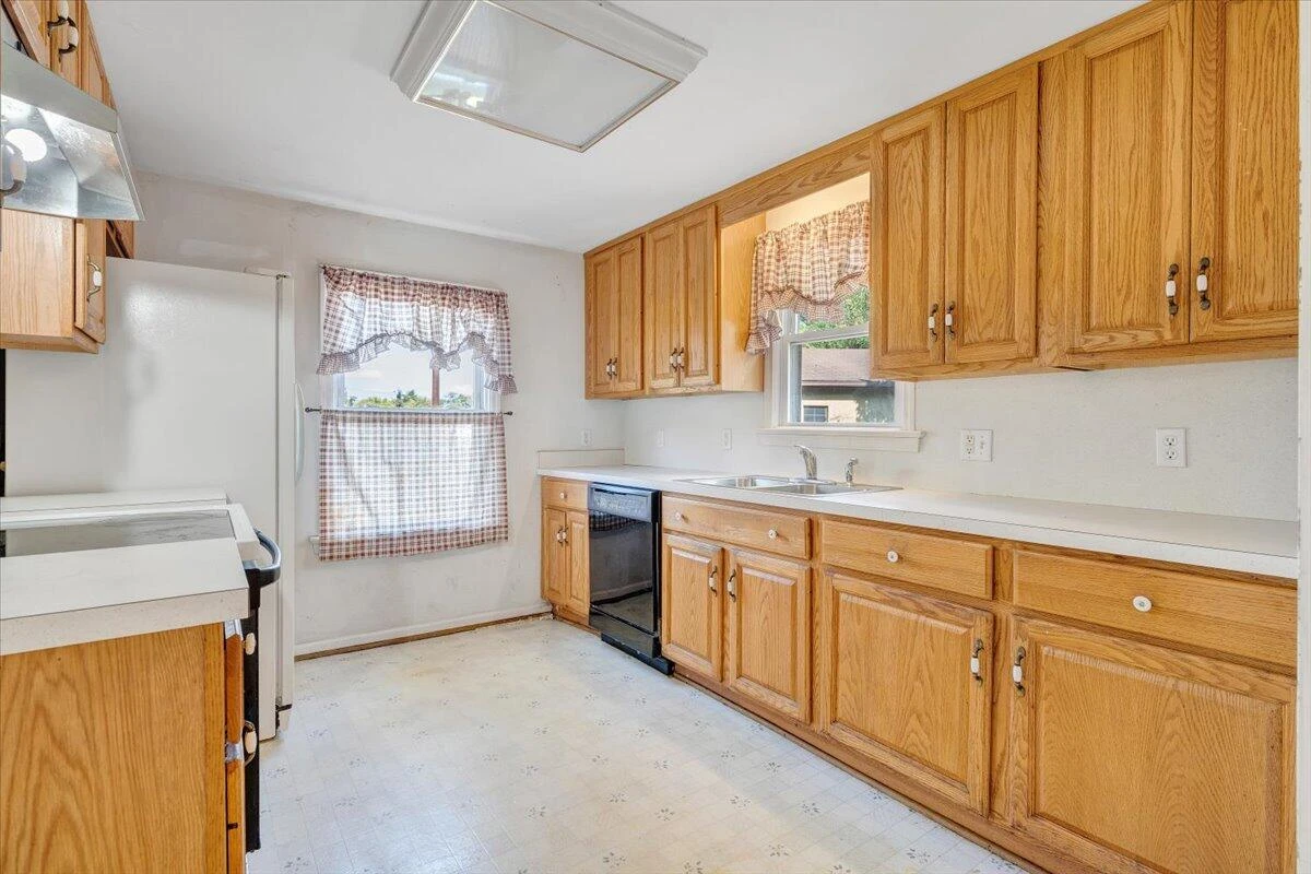 1494 W Riverside DR - Photo 8