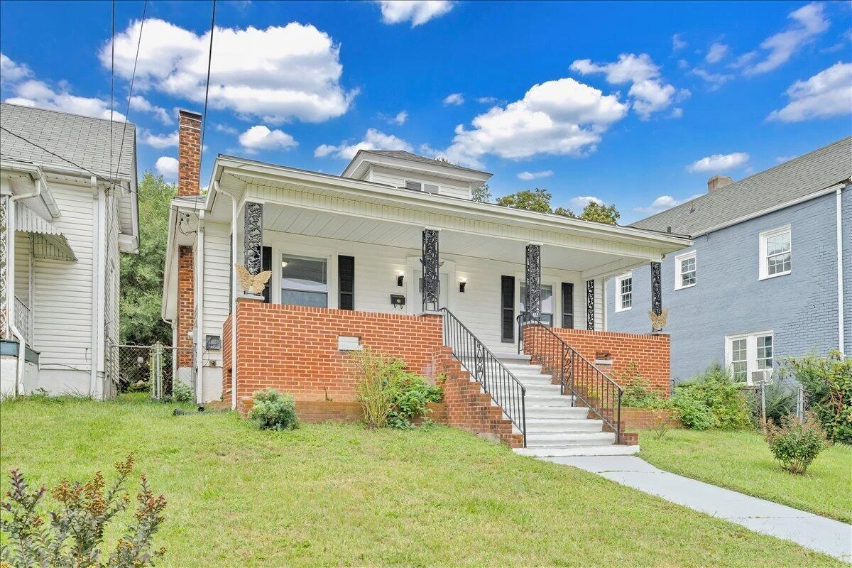 811 RUTHERFORD AVE NW - Photo 2