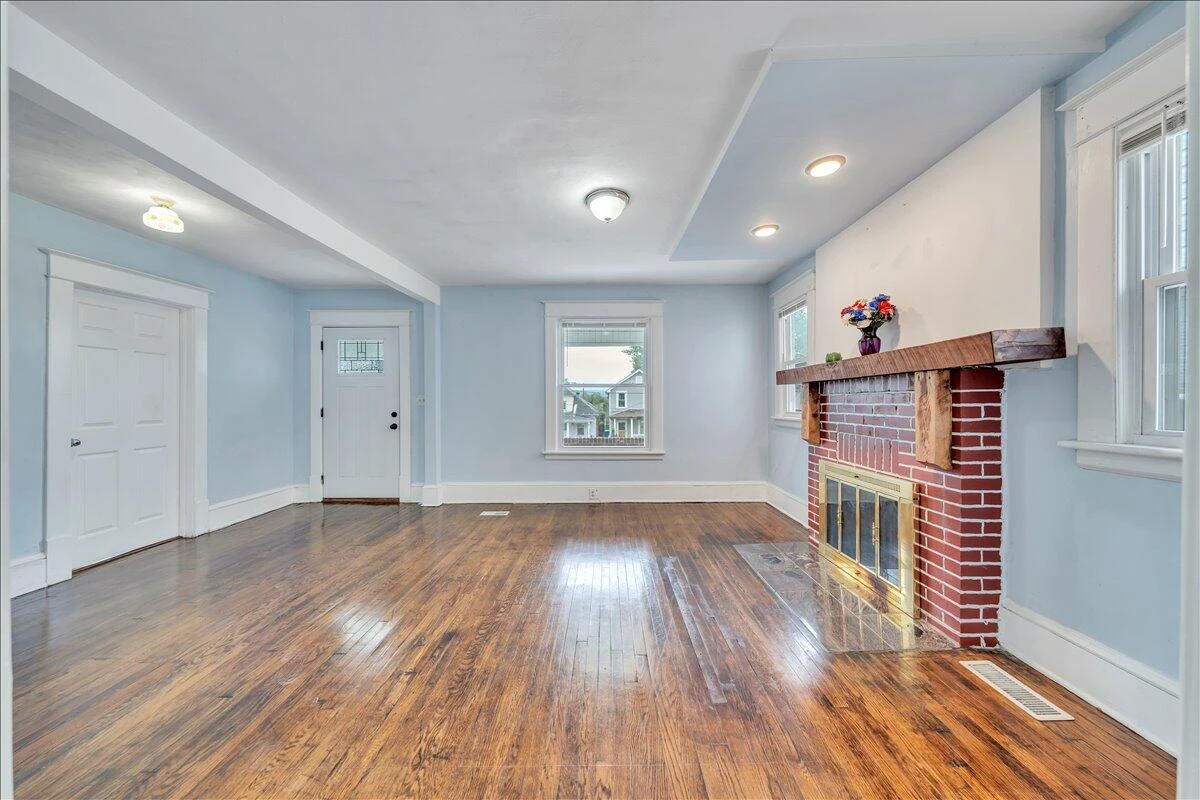 811 RUTHERFORD AVE NW - Photo 3