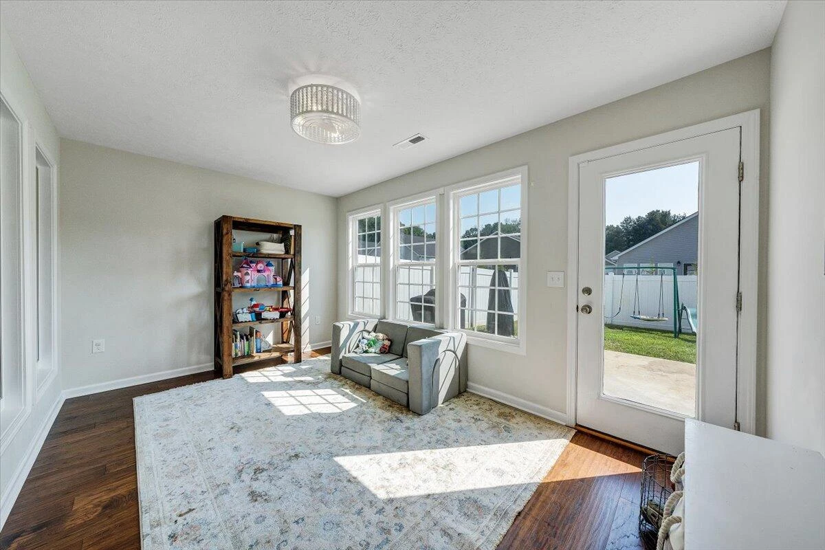 313 Jeffries DR - Photo 18