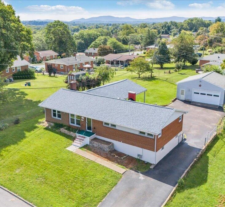 227 Maplelawn AVE NE
