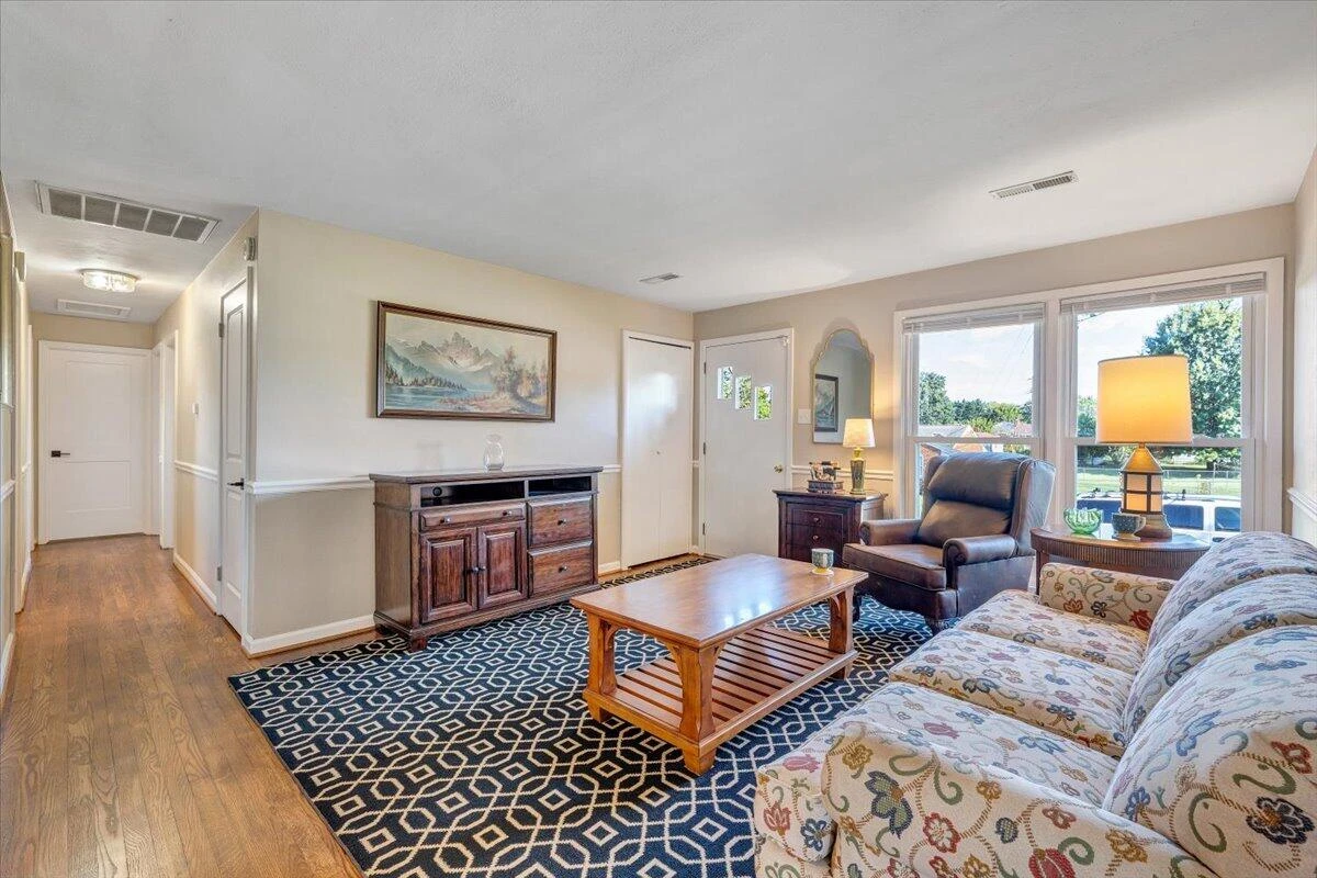 227 Maplelawn AVE NE - Photo 5