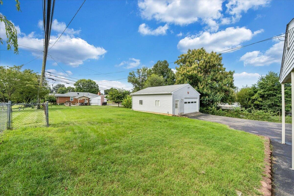 227 Maplelawn AVE NE - Photo 53