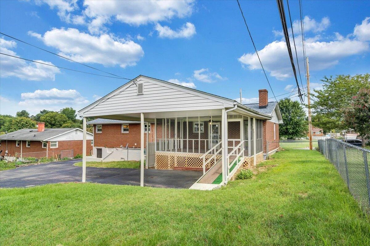 227 Maplelawn AVE NE - Photo 54