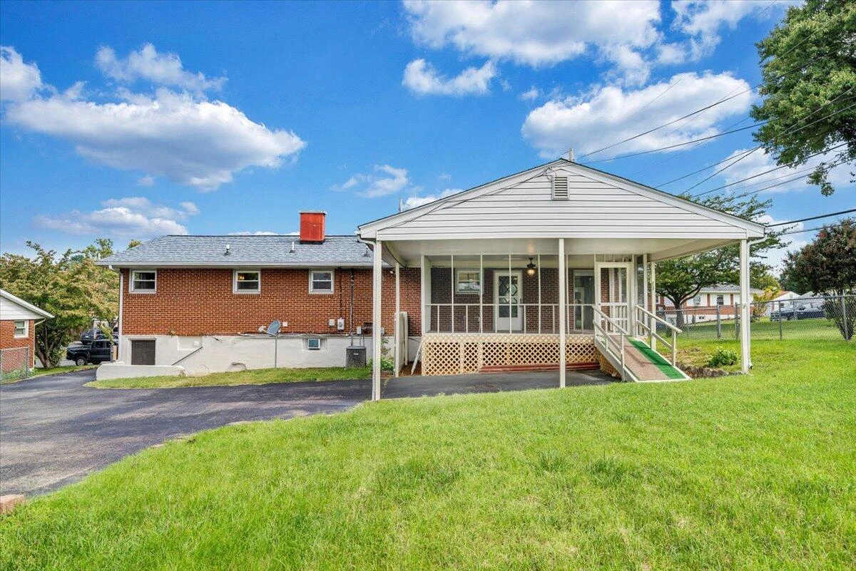 227 Maplelawn AVE NE - Photo 56