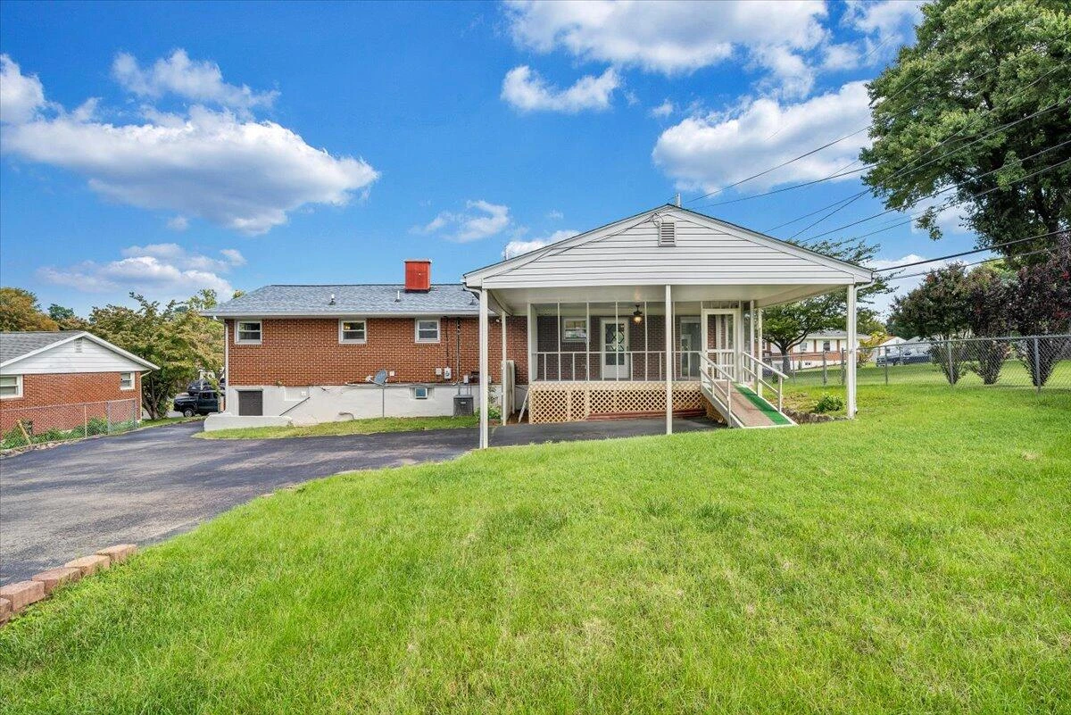 227 Maplelawn AVE NE - Photo 57