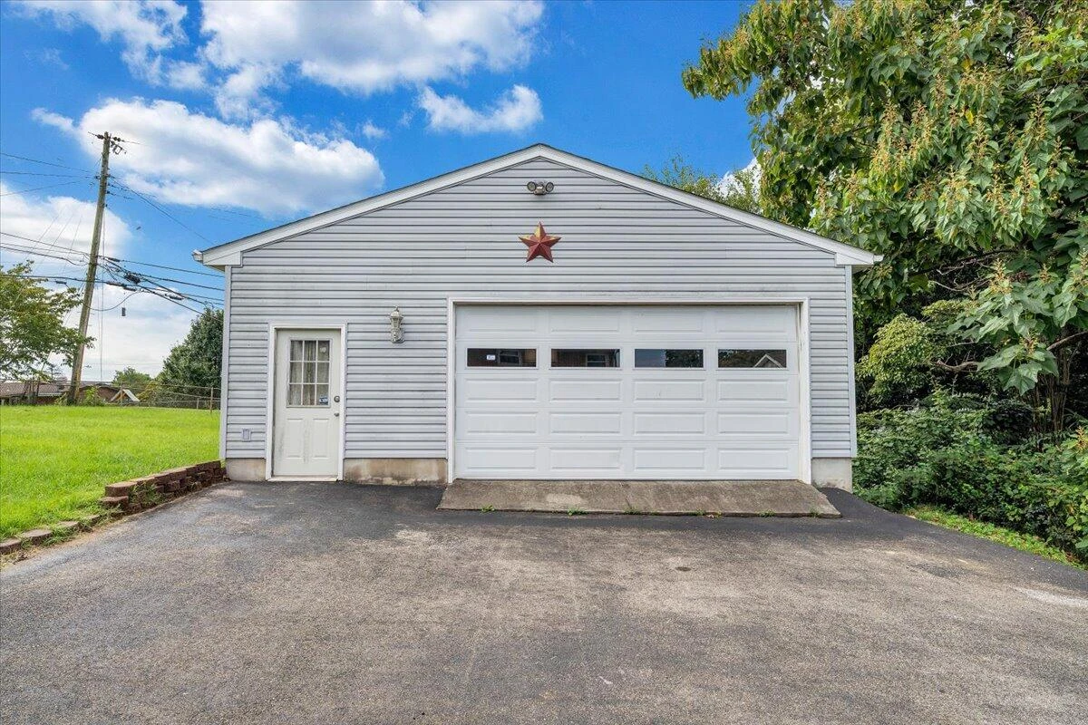 227 Maplelawn AVE NE - Photo 61