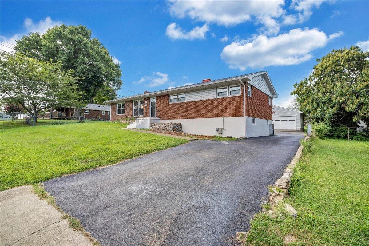 227 Maplelawn AVE NE - Photo 66
