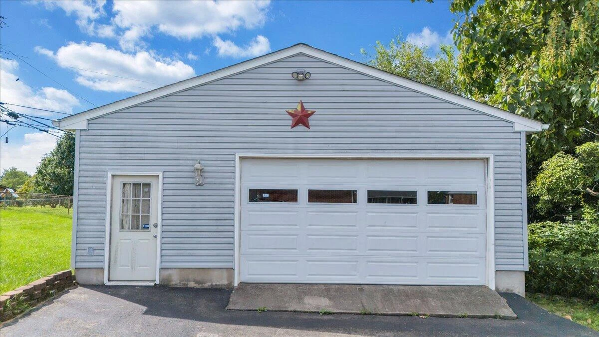 227 Maplelawn AVE NE - Photo 75