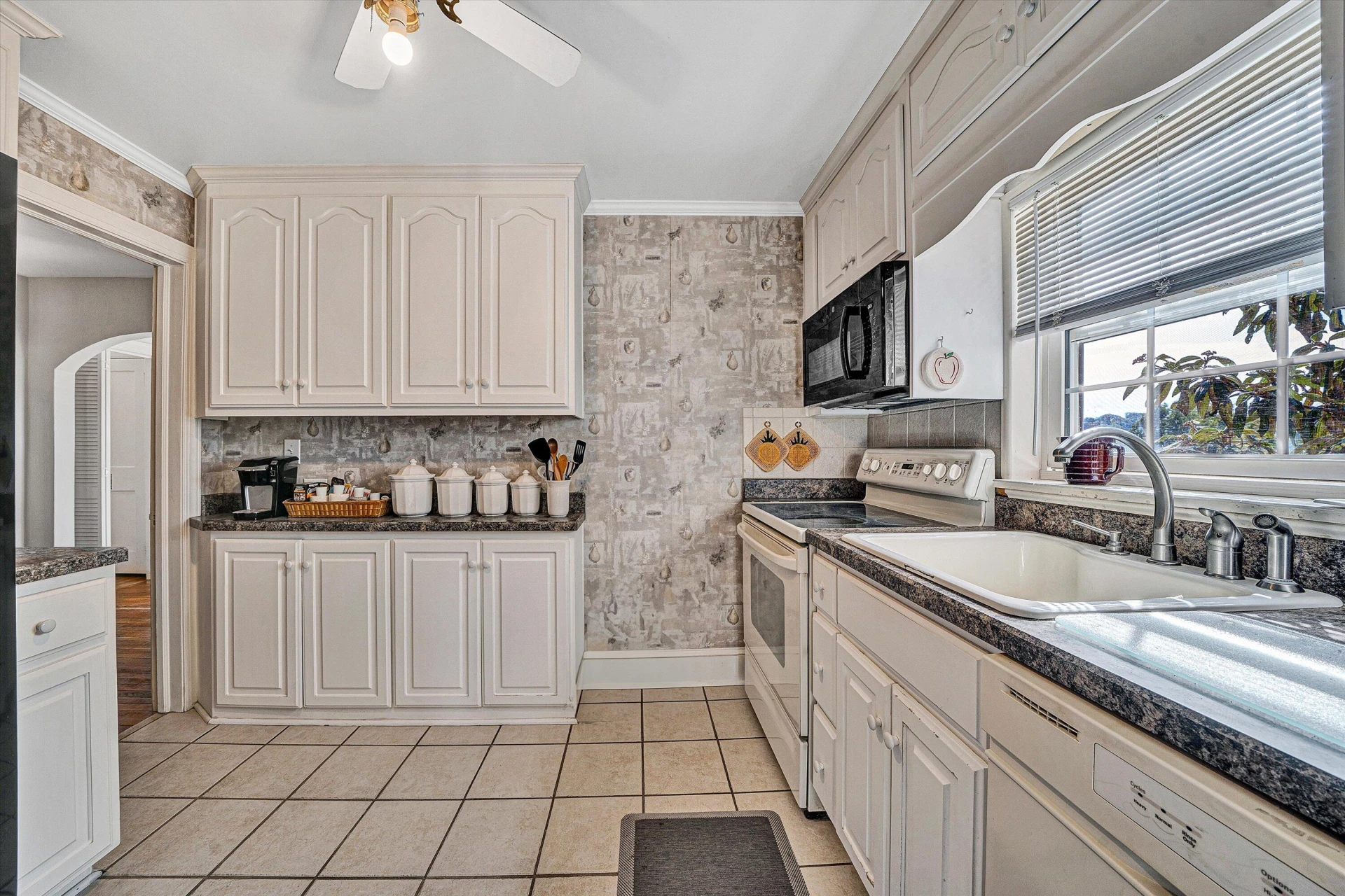 142 Elwood ST - Photo 13