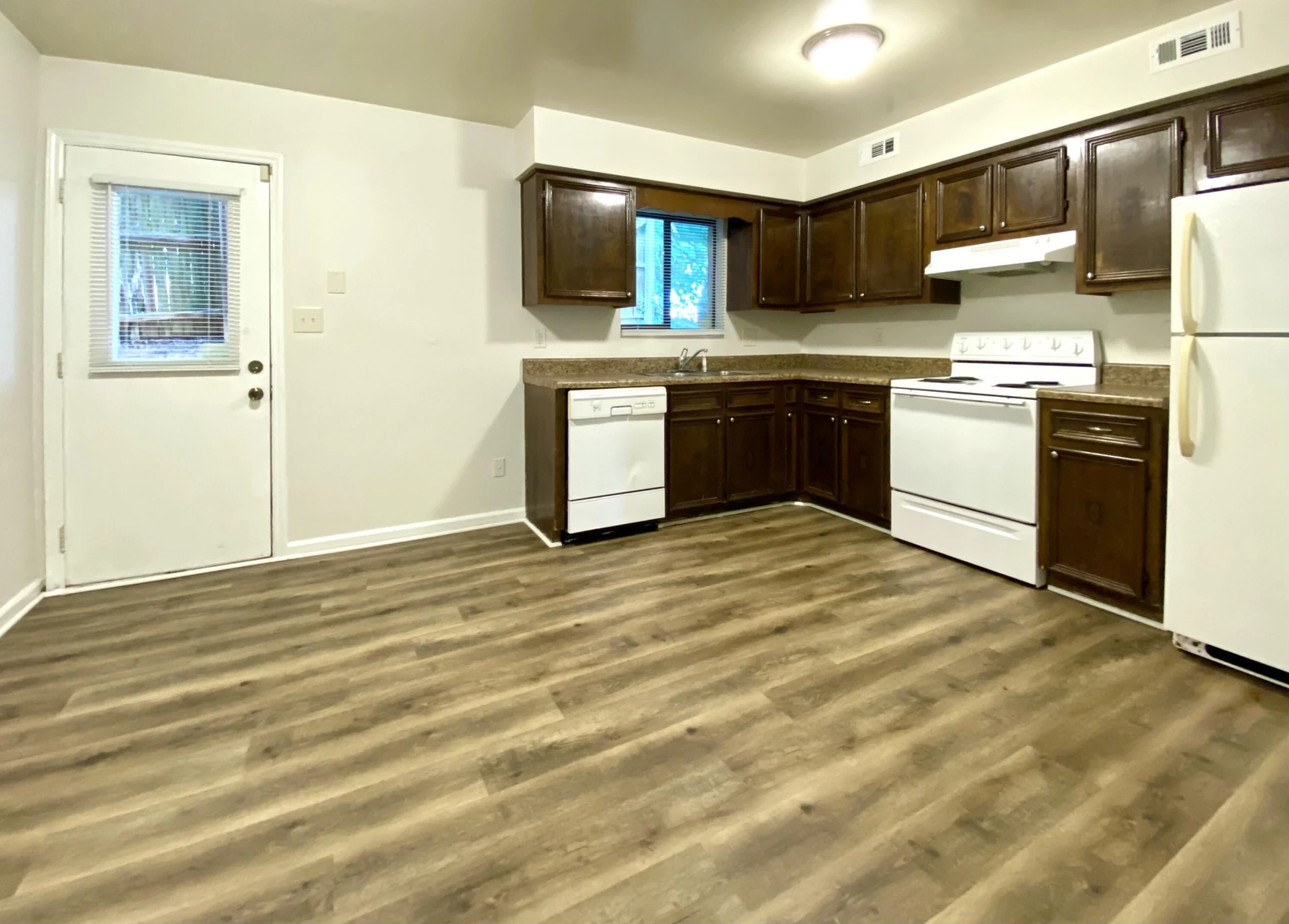 106 Lee AVE NE - Photo 26