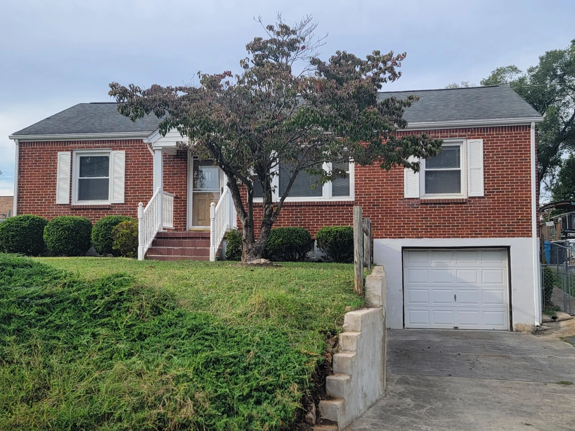 208 Wentworth AVE NE