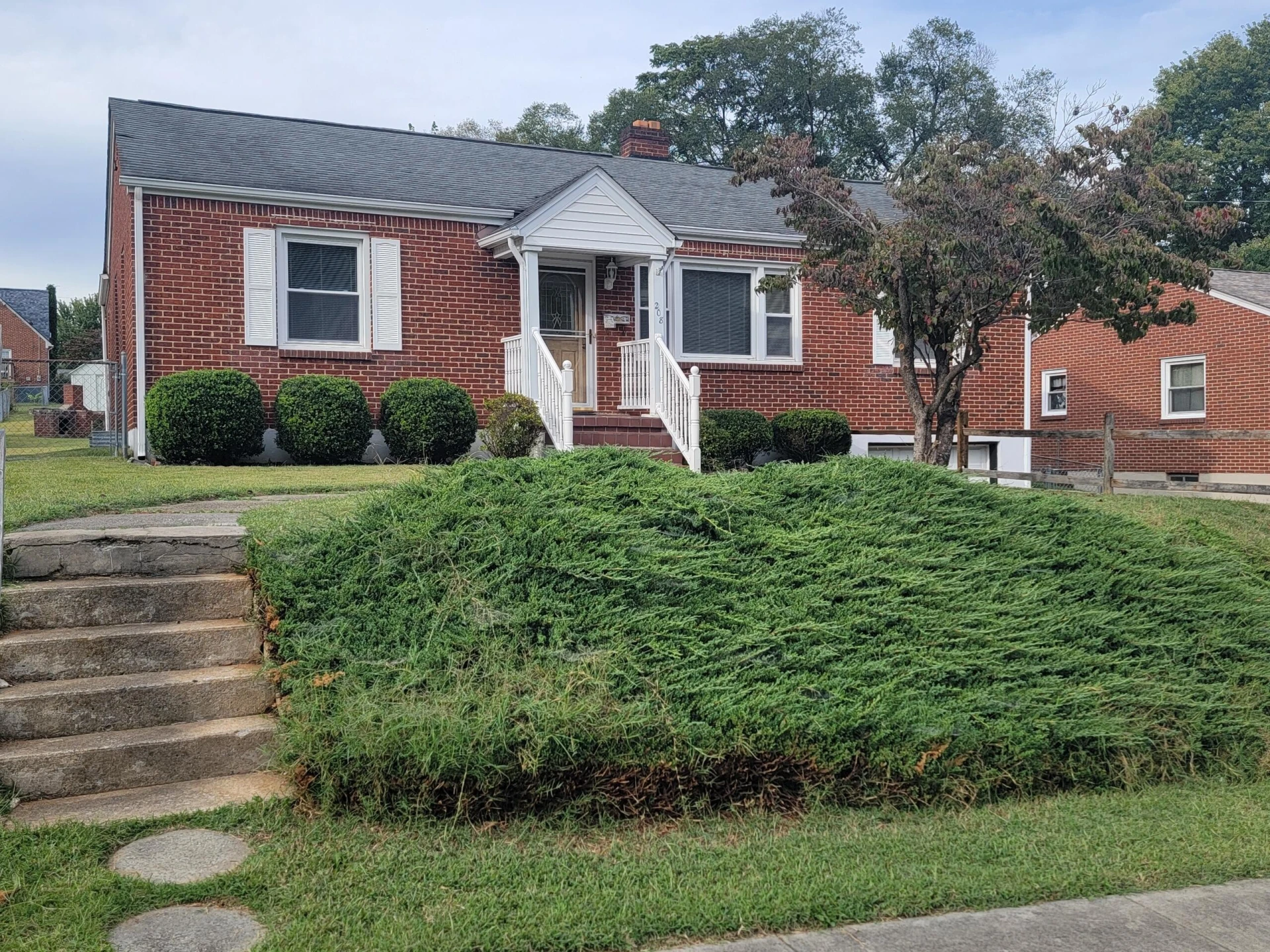 208 Wentworth AVE NE - Photo 2