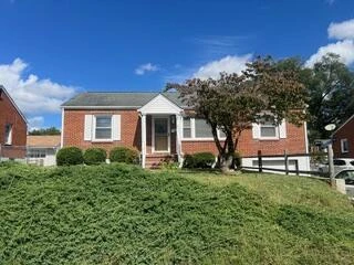 208 Wentworth AVE NE - Photo 3