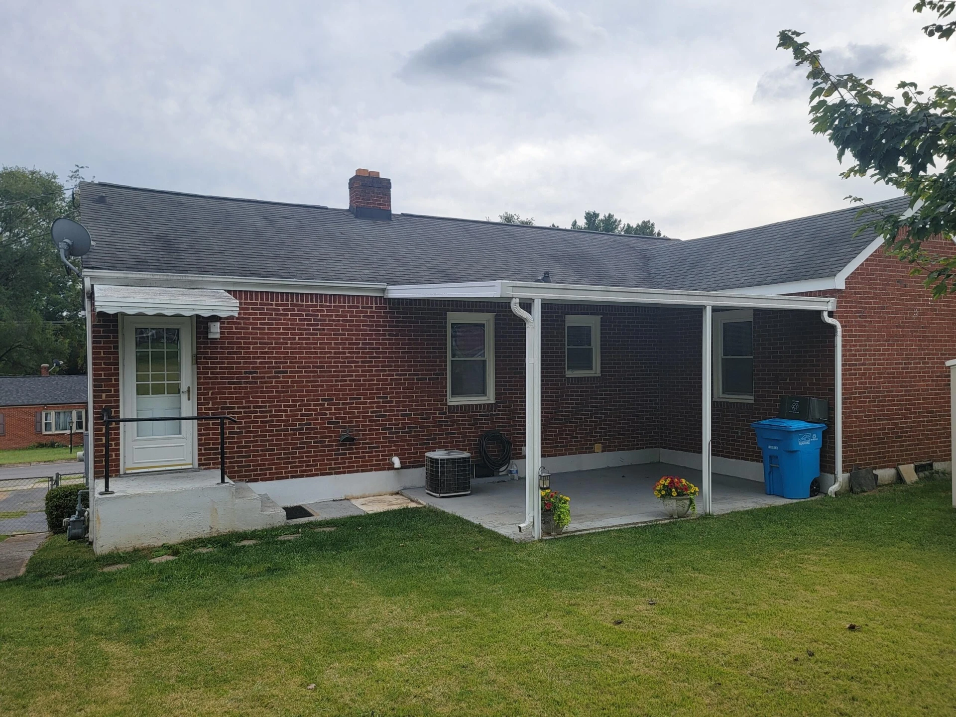 208 Wentworth AVE NE - Photo 4