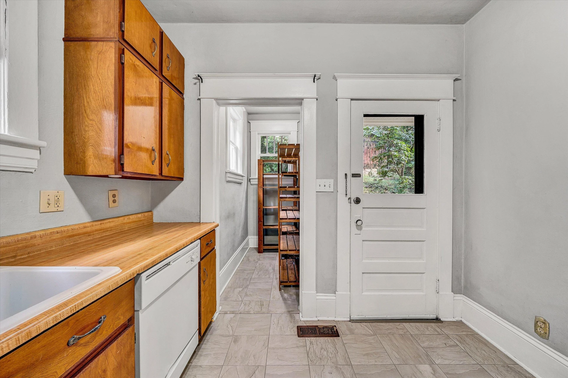 1506 Maple AVE SW - Photo 16