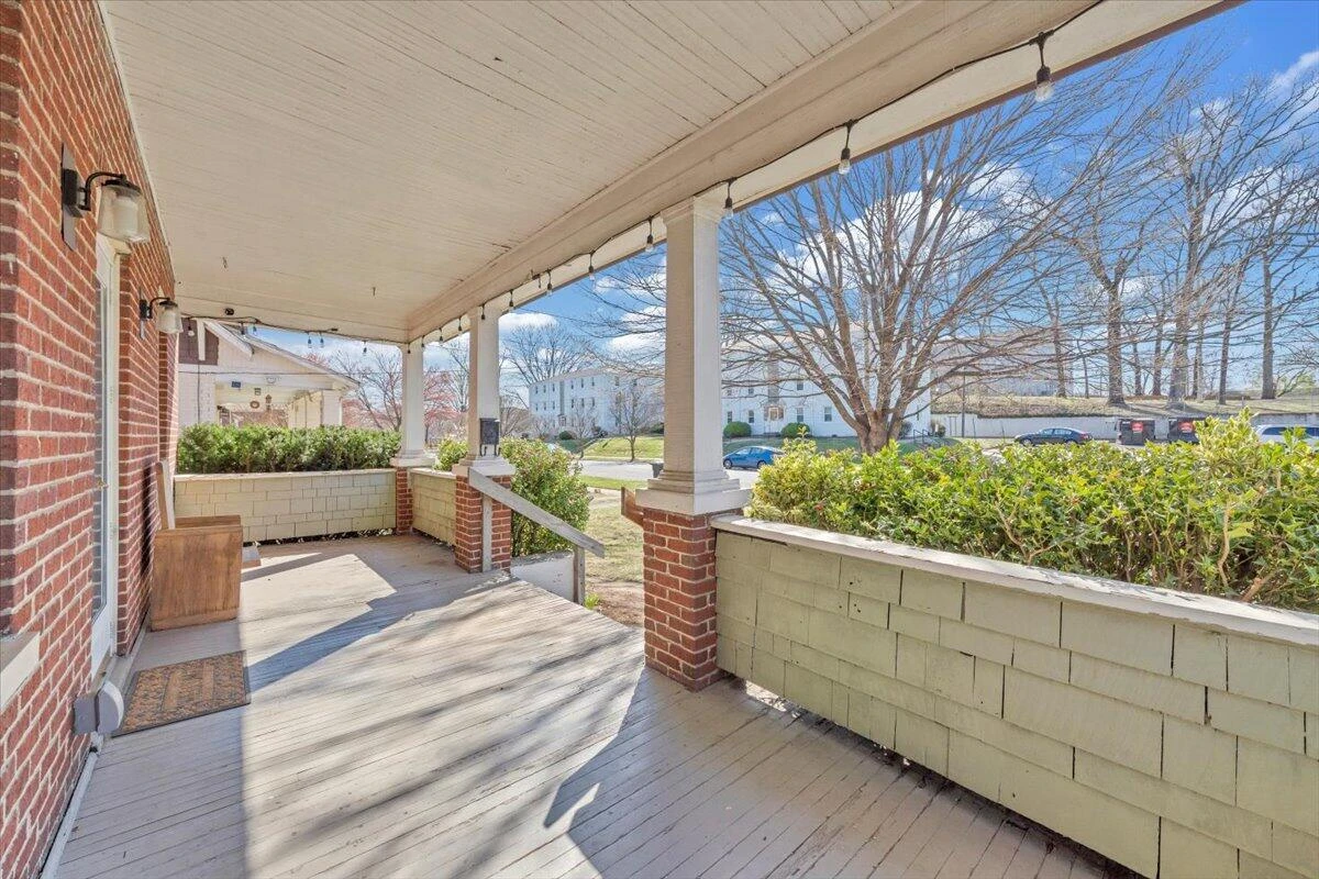1533 Maiden LN SW - Photo 3