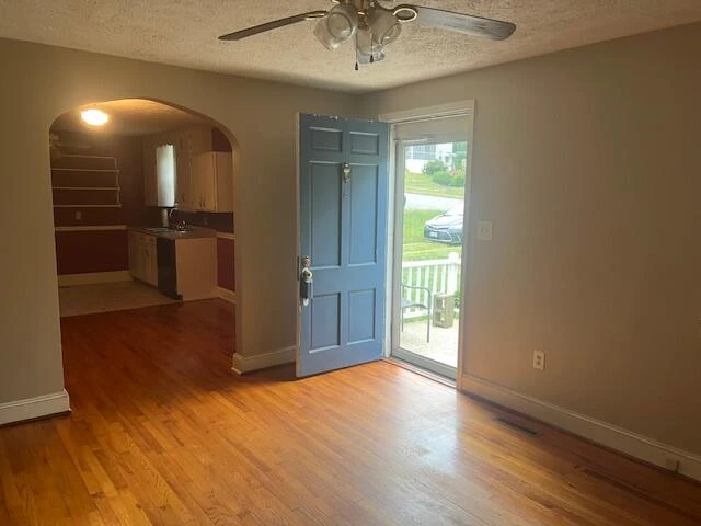 810 Jefferson CIR - Photo 3