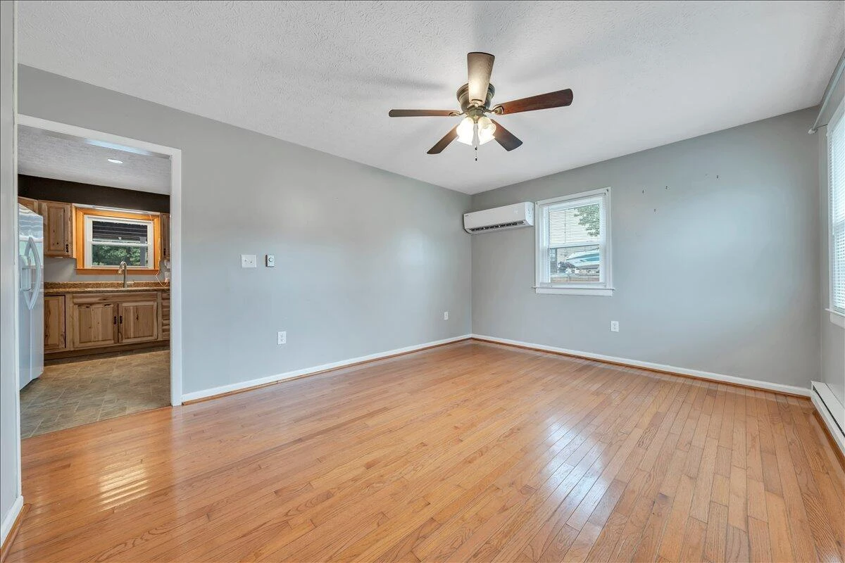 1035 Falling Creek RD - Photo 5