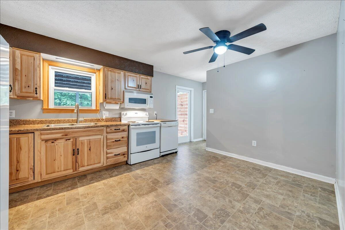 1035 Falling Creek RD - Photo 6