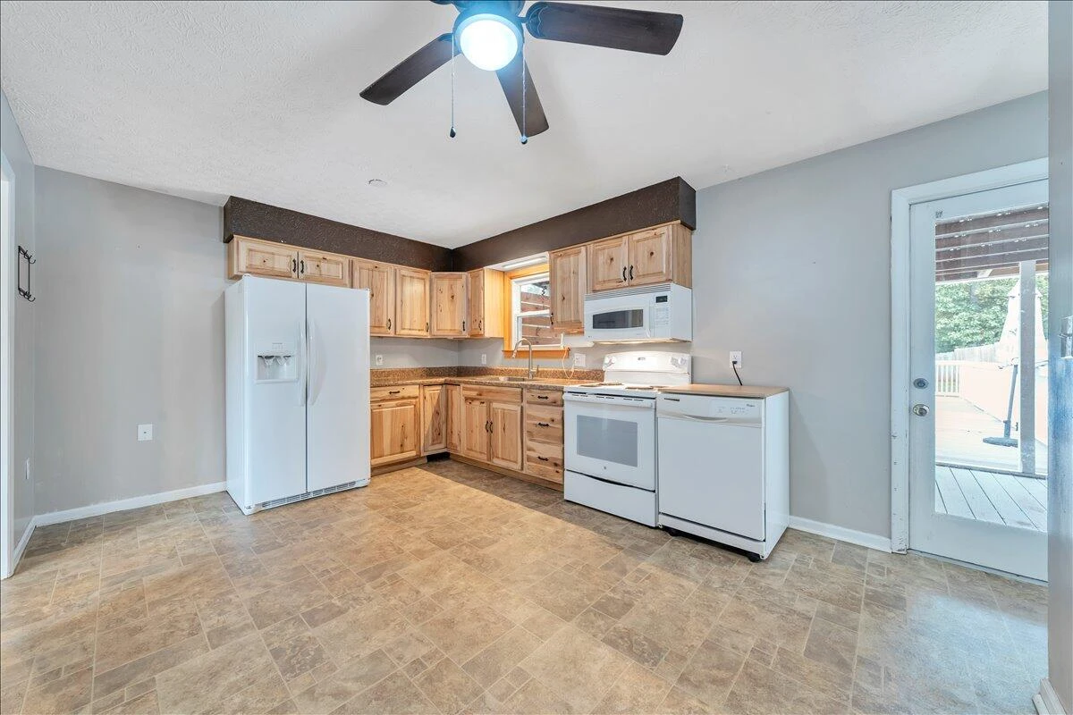 1035 Falling Creek RD - Photo 8