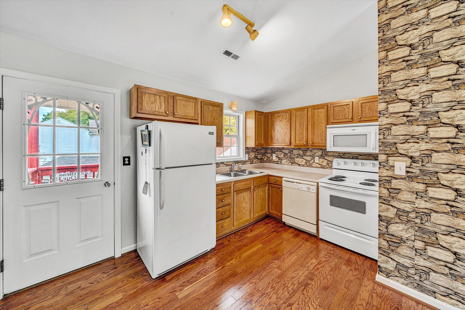 1421 24th ST NE - Photo 3