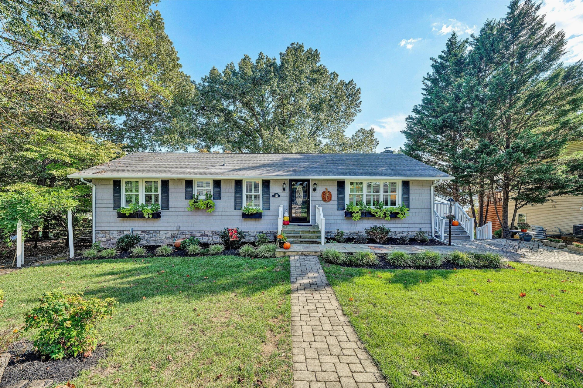 151 Twin Oaks RD