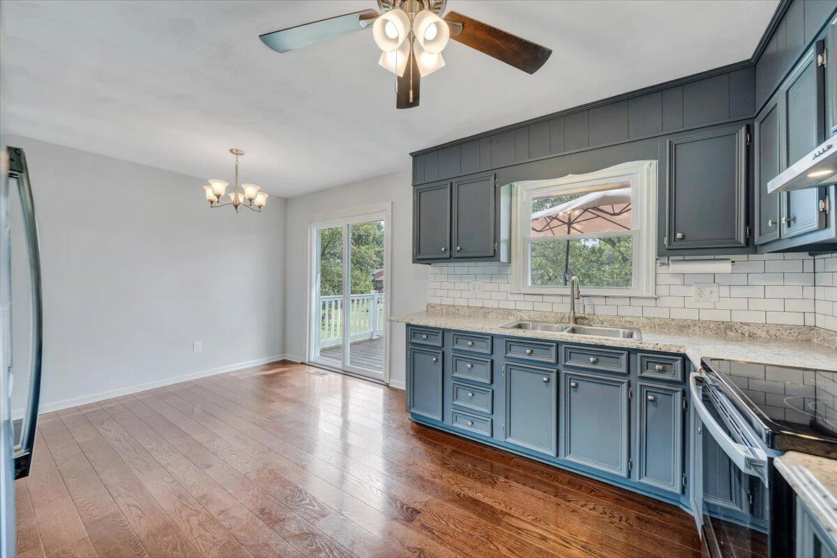 3011 Richard AVE NE - Photo 17