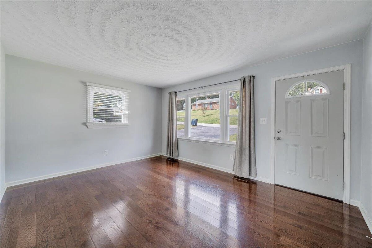 3011 Richard AVE NE - Photo 8