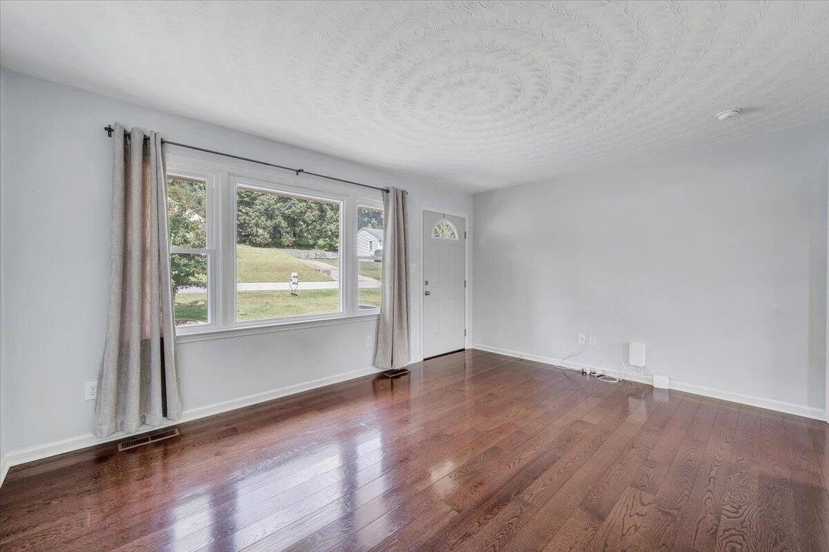 3011 Richard AVE NE - Photo 9