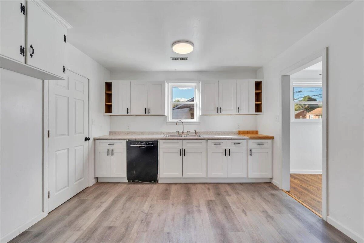 1018 Greenhurst AVE NW - Photo 10