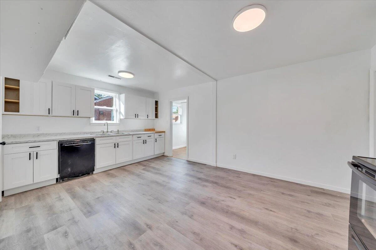1018 Greenhurst AVE NW - Photo 13