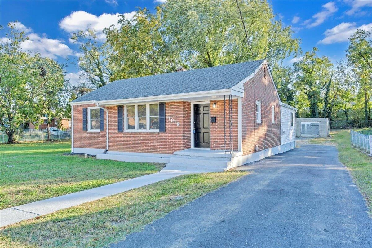 1018 Greenhurst AVE NW - Photo 2